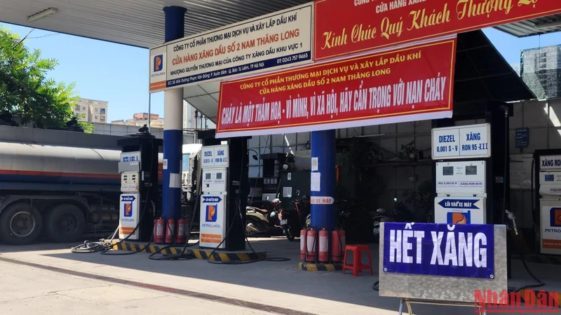 Một cây xăng trên đường Phạm Văn Đồng treo biển hết hàng từ sáng 11/10.