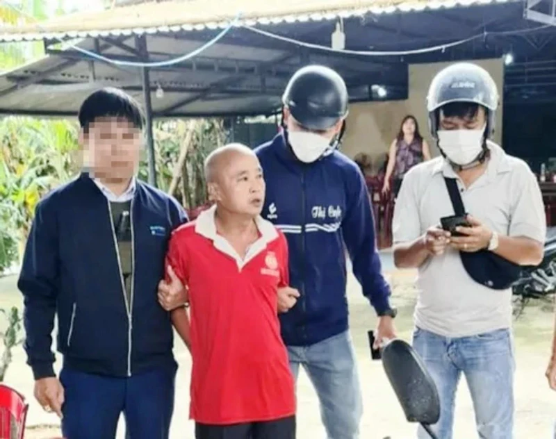 Đối tượng Đặng Văn Đồng đang trên đường được Công an di lý ra tỉnh Thừa Thiên Huế. (Ảnh: Cơ quan công an cung cấp)