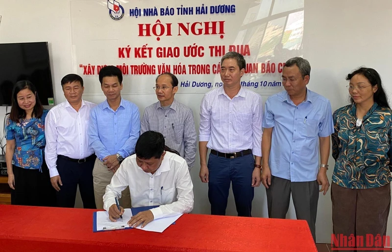 Đại diện các cơ quan báo, tạp chí của tỉnh Hải Dương ký giao ước thi đua.