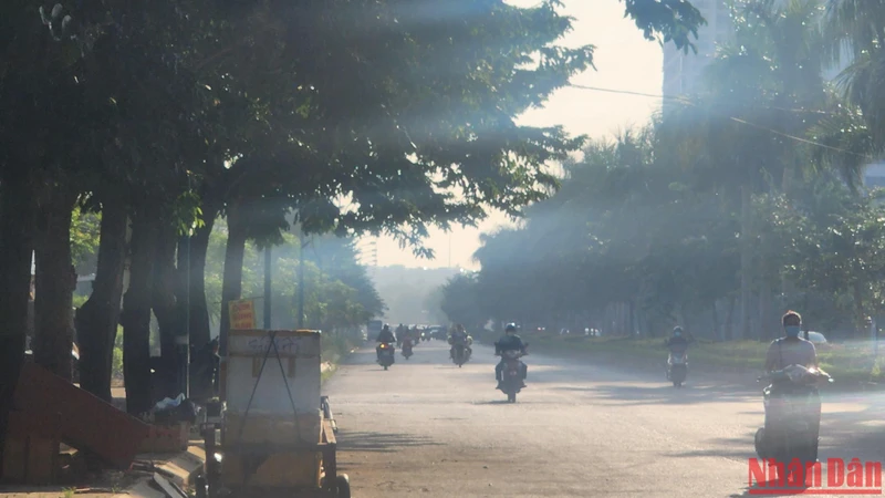 Mặc dù nắng lên, nhưng tại khu vực quận Tây Hồ vẫn xuất hiện mù. (Ảnh: Sơn Bách)