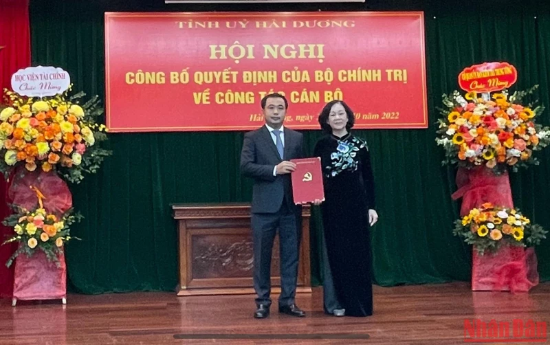 Đồng chí Trương Thị Mai trao Quyết định giữ chức Bí thư Tỉnh ủy Hải Dương tới đồng chí Trần Đức Thắng.