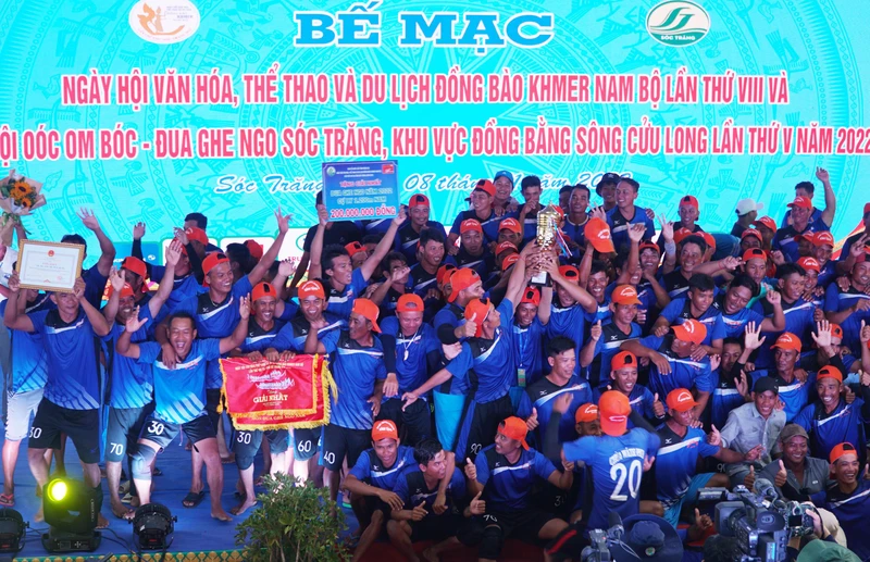 Niềm vui chiến thắng của đội ghe ngo nam.
