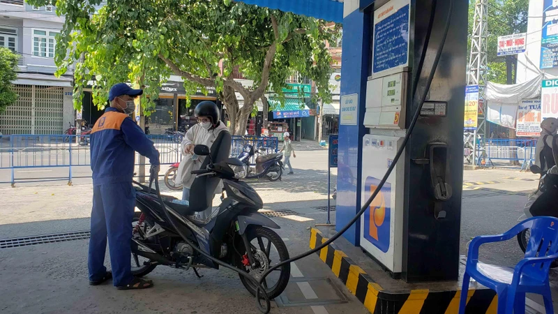 Các cửa hàng xăng dầu đều bán hàng bình thường.