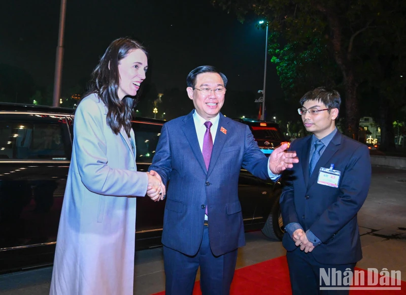 Chủ tịch Quốc hội Vương Đình Huệ nồng nhiệt chào đón Thủ tướng New Zealand Jacinda Ardern.