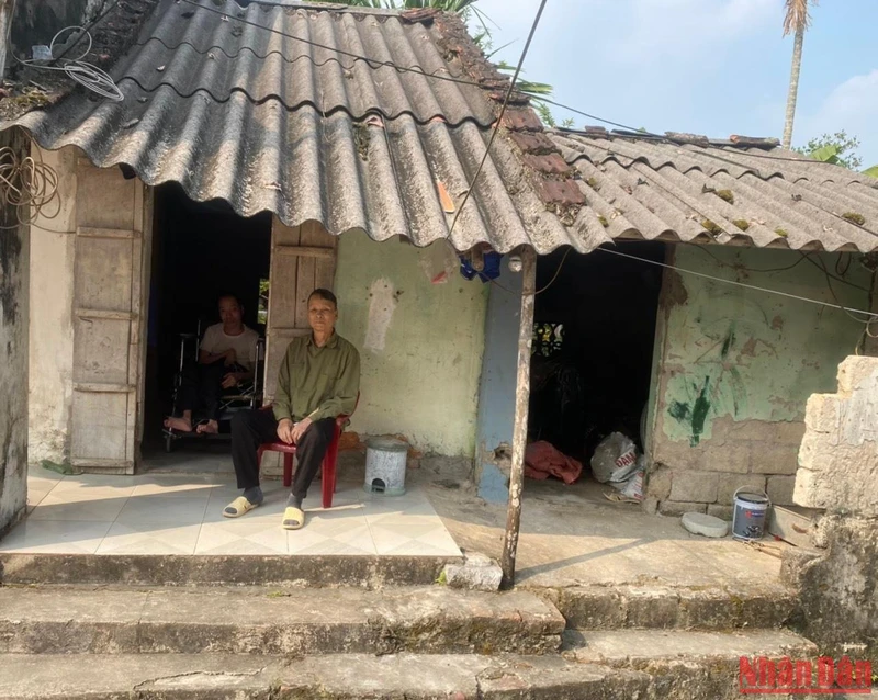 Căn nhà nhỏ liêu xiêu của ông Thảo (Bình Lục, Hà Nam) không có gì đáng giá hơn... chiếc xe lăn người con trai khuyết tật của ông đang ngồi. Cả ông Thảo và con đều là nạn nhân da cam. 