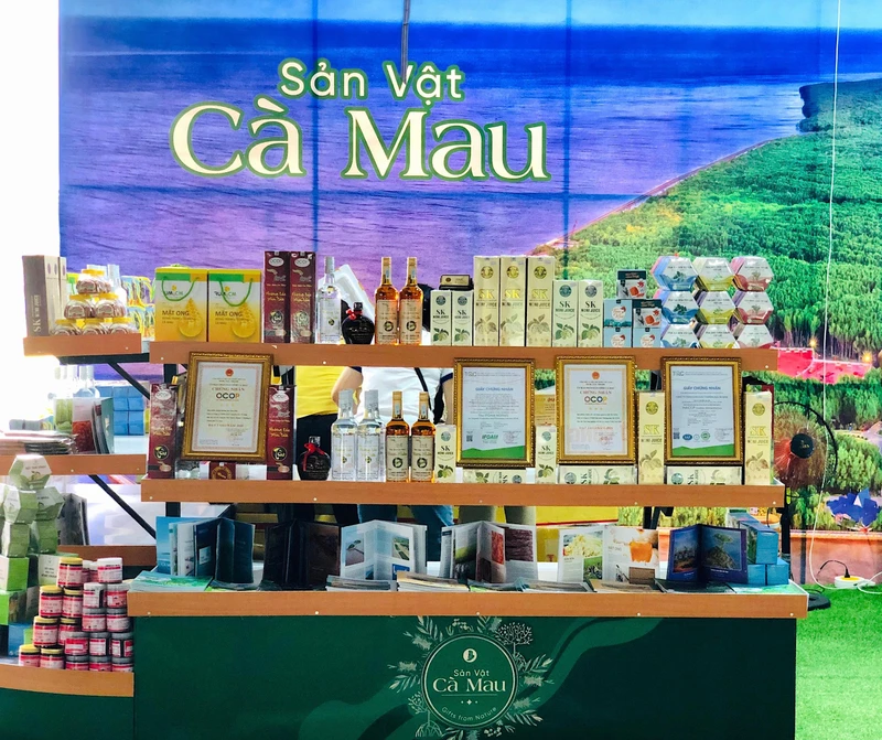 Sản phẩm OCOP Cà Mau đa đạng về mẫu mã, bao bì…, được phân phối rộng rãi qua nhiều kênh thương mại và được dùng làm quà biếu, tặng.