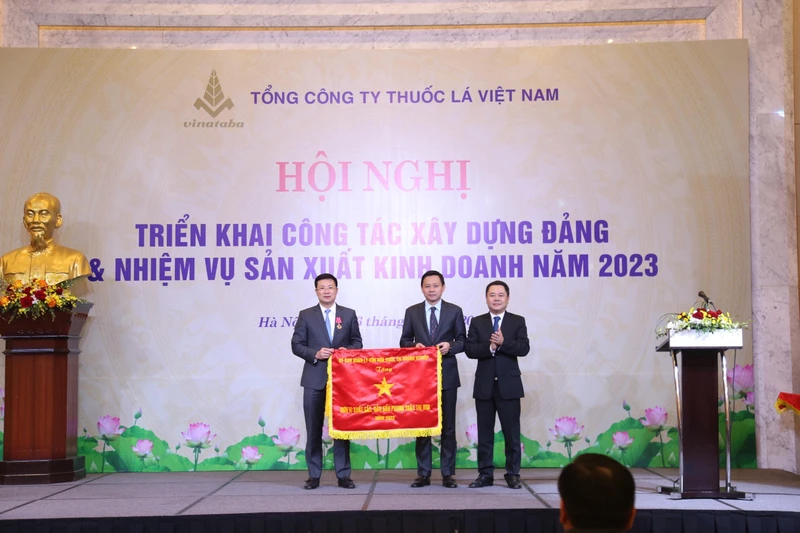 Lãnh đạo Vinataba đón nhận cờ thi đua của Ủy ban Quản lý vốn Nhà nước tại doanh nghiệp.