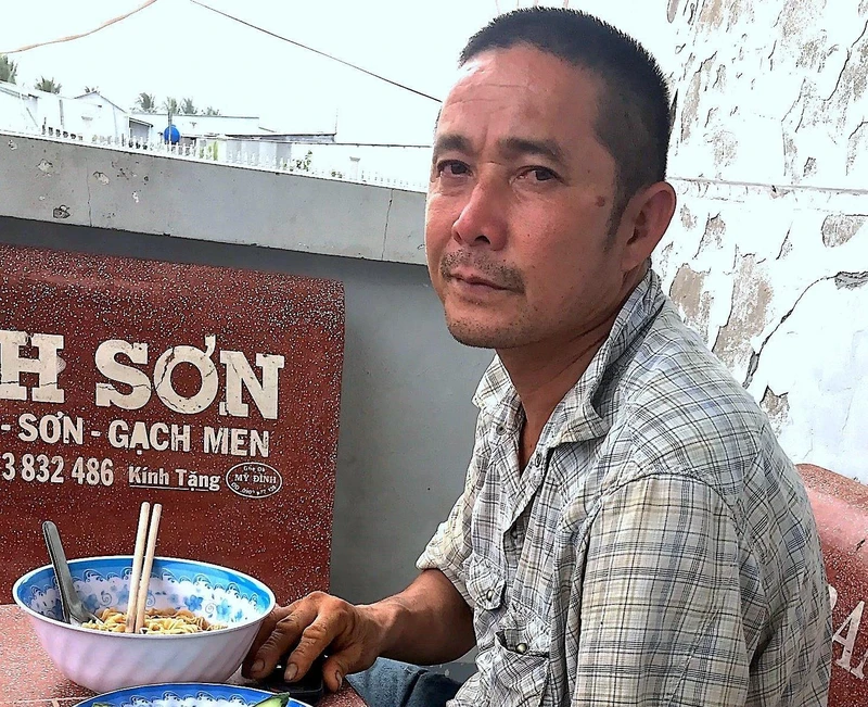 Trong ảnh: Nạn nhân Nguyễn Đức Hồ đang được chăm sóc sức khỏe tại Đồn Biên phòng Tân Tiến, thuộc Bộ đội Biên phòng Cà Mau.