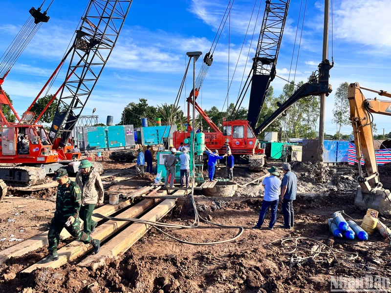 Hiện trường vụ giải cứu cháu bé rơi xuống trụ bê-tông tại Đồng Tháp (Ảnh: Hữu Nghĩa)