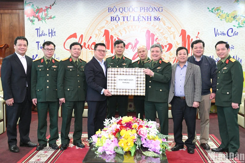 Đồng chí Lê Quốc Minh (thứ 4, từ trái sang) tặng quà Tết của Báo Nhân Dân đến cán bộ, chiến sĩ Bộ Tư lệnh Tác chiến không gian mạng. (Ảnh: Thành Đạt)