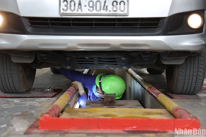 Tiến hành đăng kiểm xe tại Hà Nội.