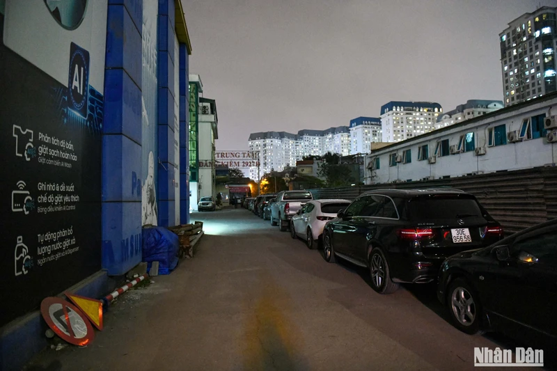 Hàng dài ô-tô xếp hàng chờ đăng kiểm tại Trung tâm đăng kiểm 2927D (phường Cổ Nhuế 1, Bắc Từ Liêm, Hà Nội). (Ảnh: Thành Đạt)