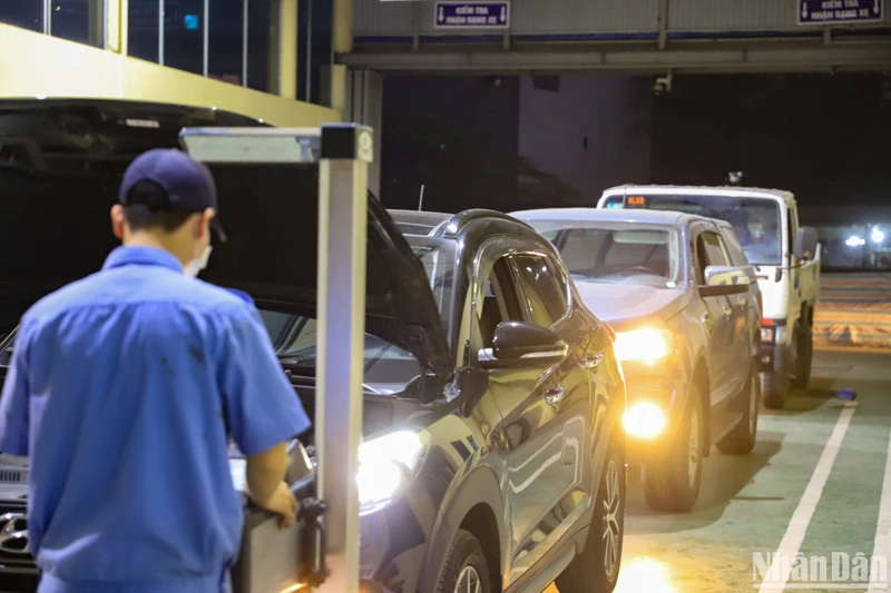 Đăng kiểm viên tại Hà Nội tăng cường làm thêm để đáp ứng nhu cầu của người dân, doanh nghiệp. (Ảnh: Sơn Bách)