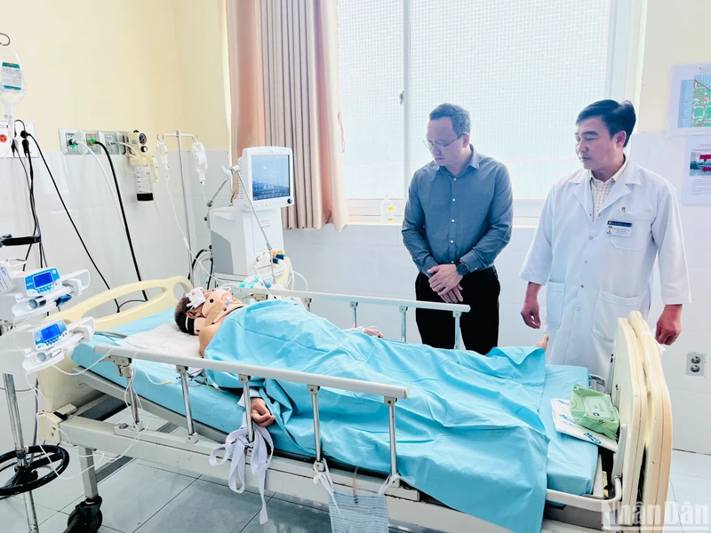 Ông Khuất Việt Hùng, Phó Chủ tịch chuyên trách Ủy ban An toàn giao thông quốc gia thăm hỏi các nạn nhân vụ tai nạn. (Ảnh: Ủy ban An toàn giao thông quốc gia)
