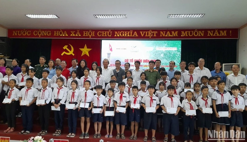 Nguyên lãnh đạo Trung ương, lãnh đạo địa phương và nhà tài trợ chụp hình với cho học sinh dân tộc thiểu số, học sinh nghèo khu vực biên giới tỉnh Long An.