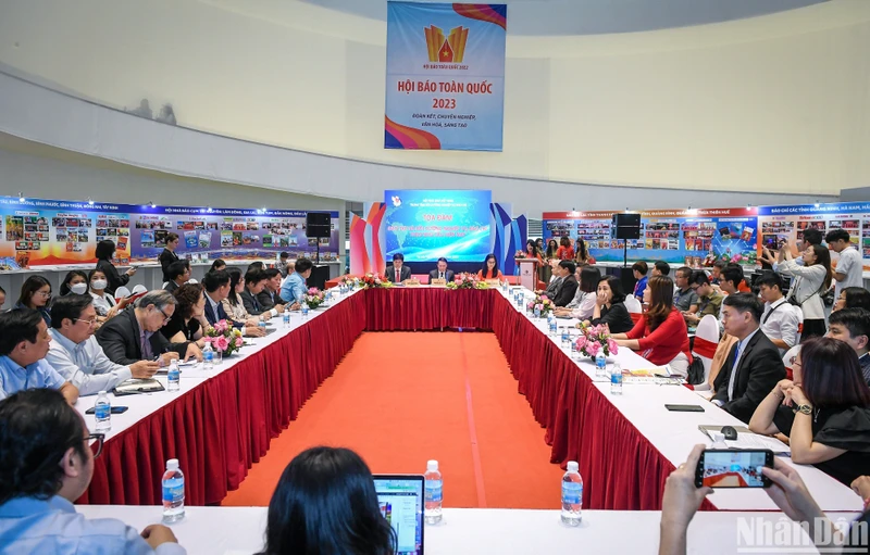 Quang cảnh buổi tọa đàm. 