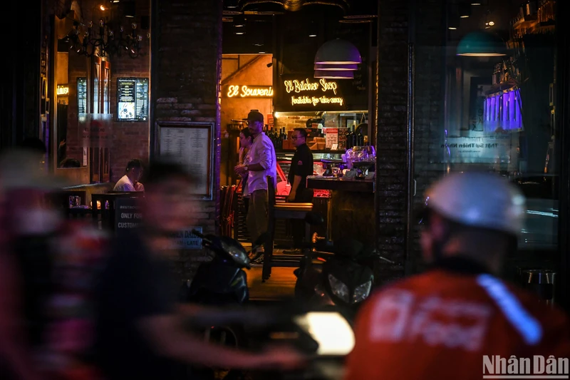 Một cửa hàng hưởng ứng Giờ Trái đất 2023 bằng cách giảm bớt các thiết bị điện không cần thiết. (Ảnh: Thành Đạt)