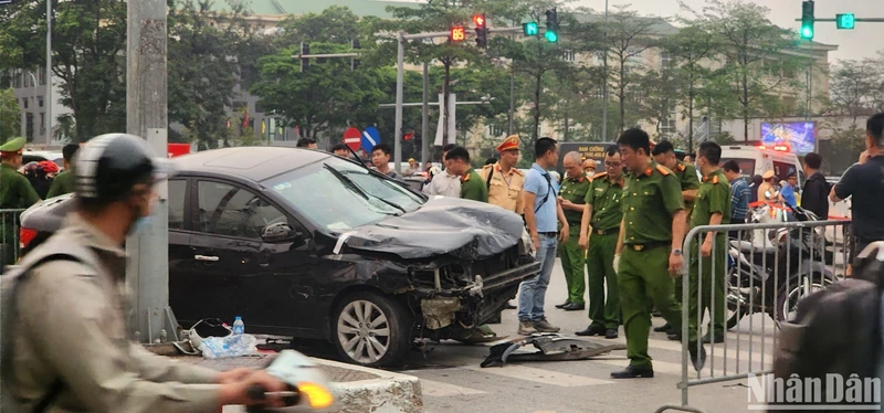 Cơ quan chức năng tiến hành khám nghiệm hiện trường. (Ảnh: Sơn Bách)
