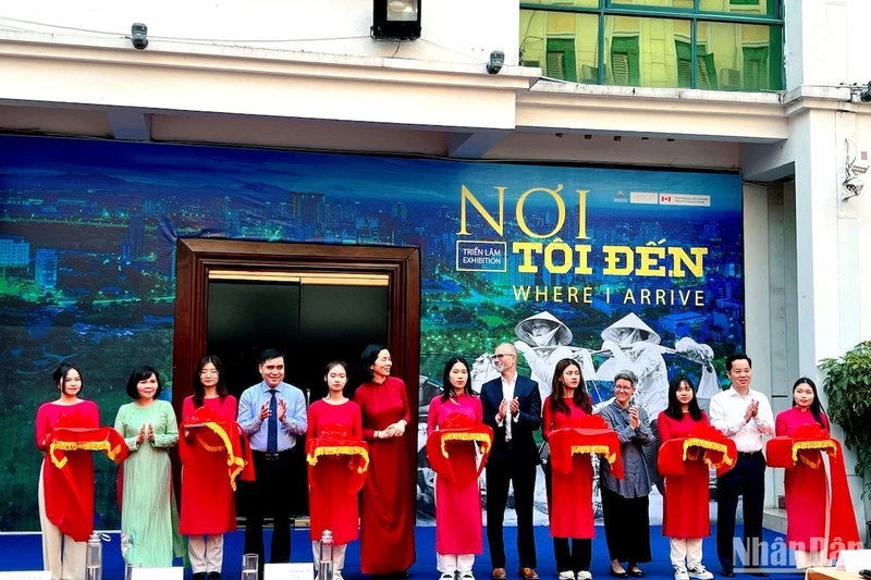 Các đại biểu cắt băng khai mạc Triển lãm “Nơi tôi đến” chiều 6/4.