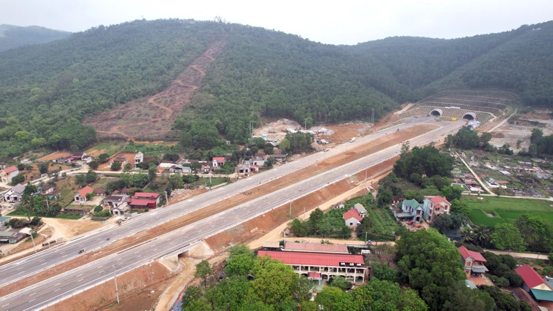 Các phương tiện tham gia giao thông trên tuyến đường cao tốc Mai Sơn-Quốc lộ 45 sắp đưa vào khai thác ngày 29/4 tới đây sẽ được chạy với tốc độ tối đa 80km/giờ.