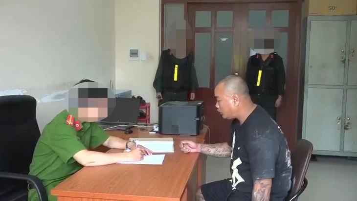 Một bị can đang lấy lời khai tại cơ quan chức năng (Ảnh: Công an cung cấp)