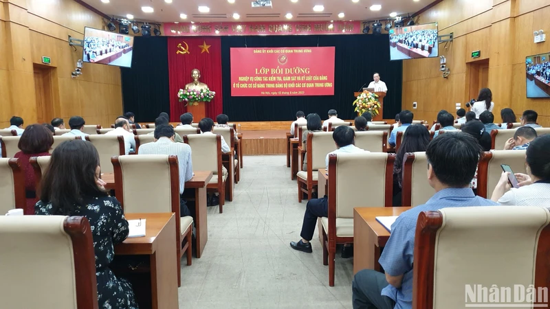 Đồng chí Đỗ Việt Hà, Phó Bí thư Đảng ủy Khối khai giảng lớp bồi dưỡng nghiệp vụ công tác kiểm tra, giám sát.
