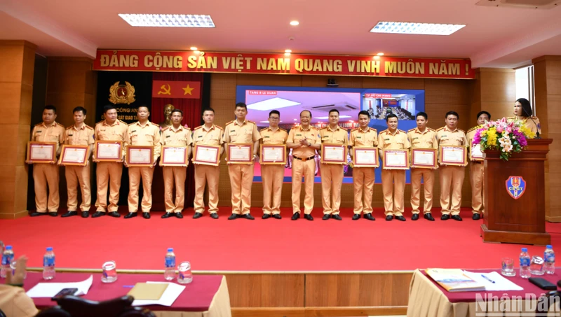 Cục Cảnh sát giao thông trao bằng khen tặng cán bộ, chiến sĩ tăng cường đợt 2 hoàn thành nhiệm vụ hỗ trợ tại các trung tâm đăng kiểm.