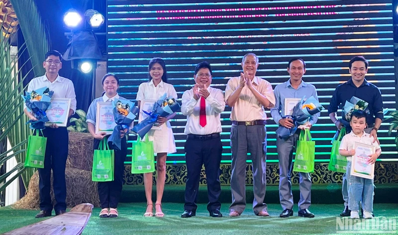 Ban Tổ chức trao giải cho các tác giả đoạt giải cuộc thi ảnh đẹp “Nụ cười Bến Tre”.