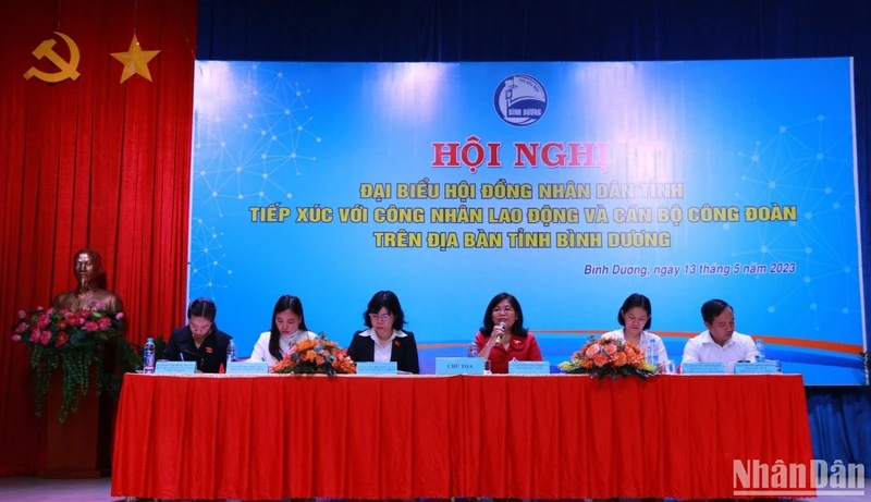 Các đại biểu chủ trì hội nghị.