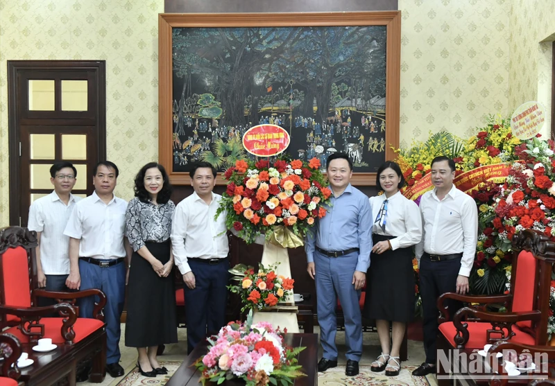 Đồng chí Nguyễn Văn Thể, Ủy viên Trung ương Đảng, Bí thư Đảng ủy Khối các cơ quan Trung ương tặng hoa chúc mừng Báo Nhân Dân nhân dịp kỷ niệm 98 năm Ngày Báo chí cách mạng Việt Nam. (Ảnh: ĐĂNG KHOA) 