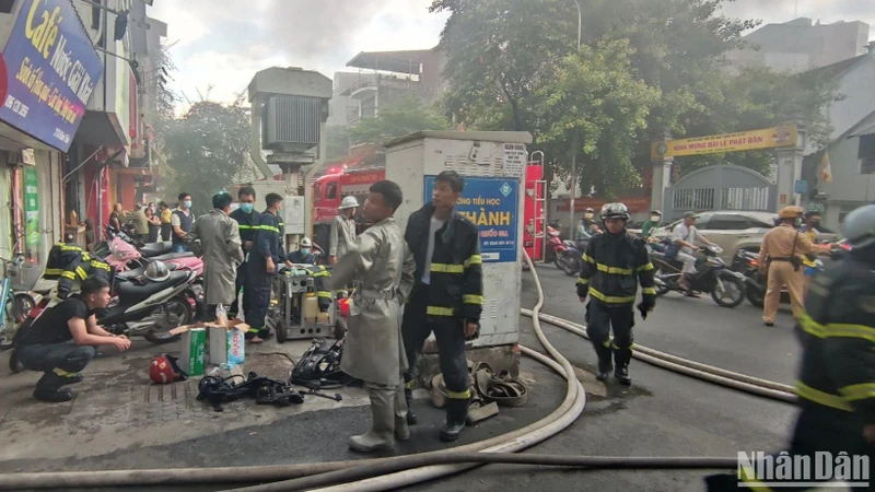Lực lượng chức năng triển khai cứu hộ, cứu nạn tại hiện trường.