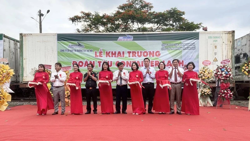 Lễ cắt băng khai trương đoàn tàu chở container lạnh từ ga Sóng Thần đi Trung Quốc. (Ảnh: Công ty vận tải Đường sắt Hà Nội)