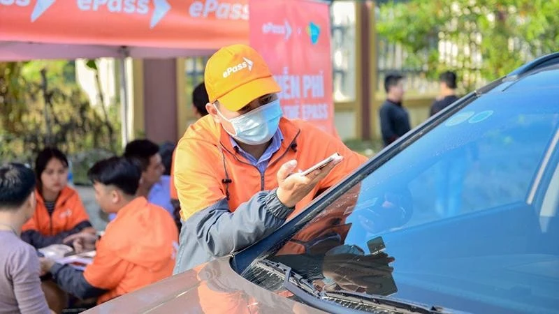 Tới năm 2025, phấn đấu 100% phương tiện ô-tô sử dụng tài khoản thu phí điện tử để thanh toán đa mục đích cho các dịch vụ giao thông đường bộ. (Ảnh minh họa)