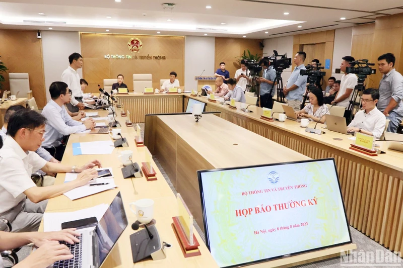 Quang cảnh buổi họp báo thường kỳ Bộ Thông tin và Truyền thông.