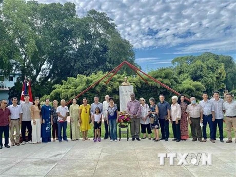 Đại sứ Việt Nam tại Cuba Lê Thanh Tùng cùng các cán bộ và người dân địa phương yêu mến Việt Nam và ngưỡng mộ Hồ Chủ tịch đã dâng hoa và kính cẩn nghiêng mình tưởng nhớ Bác. (Ảnh: Mai Phương/TTXVN)