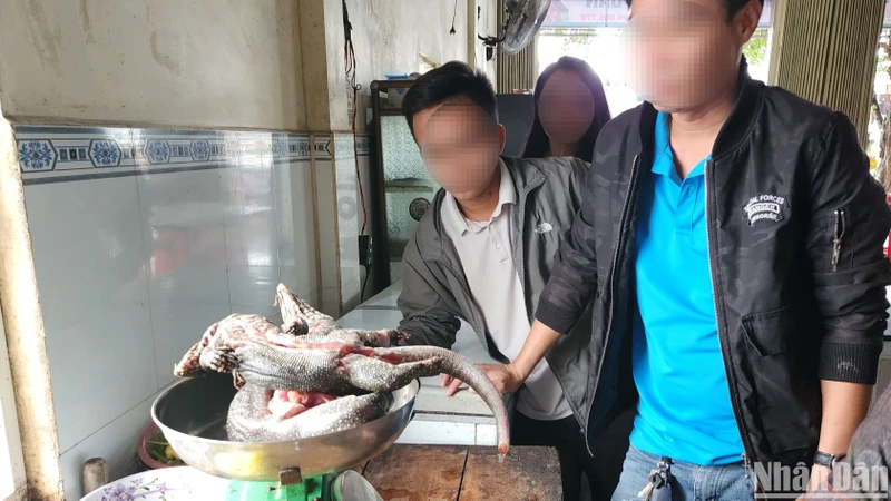 Các cá thể kỳ đà hoa được chào bán cho khách tại Đức Cơ, Gia Lai. (Ảnh: Sơn Bách)