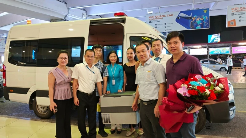 Lá gan được vận chuyển thành công đến sân bay Nội Bài. Ảnh VNA.
