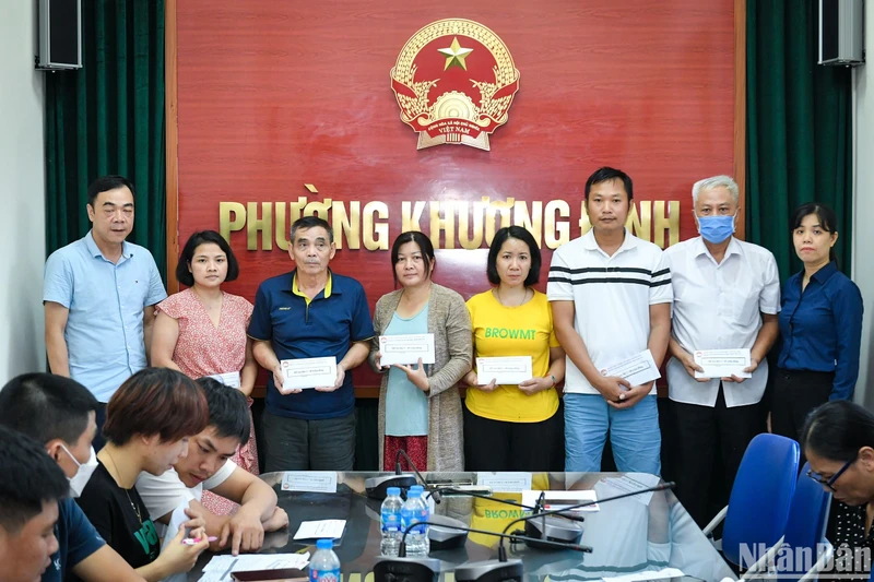 Các nạn nhân bị ảnh hưởng bởi vụ cháy nhận tiền hỗ trợ tại Ủy ban nhân dân phường Khương Đình chiều 15/9. (Ảnh: THÀNH ĐẠT)