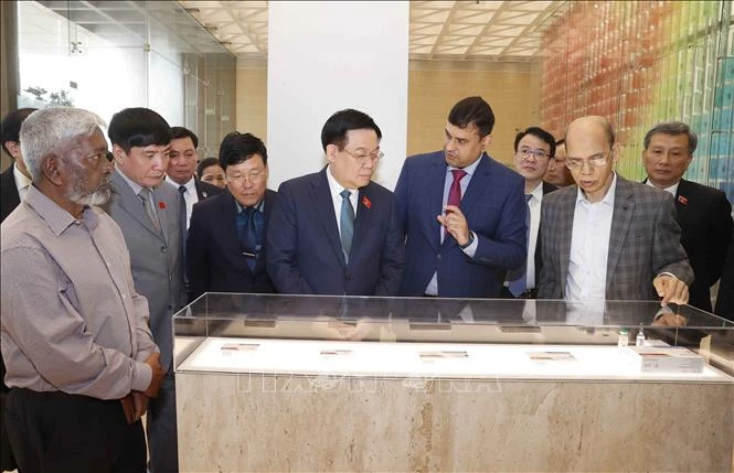 Trong khuôn khổ chuyến thăm chính thức Cộng hòa Nhân dân Bangladesh, sáng 23/9/2023, tại Thủ đô Dhaka, Chủ tịch Quốc hội Vương Đình Huệ thăm công ty dược phẩm Beximco. (Ảnh: TTXVN)