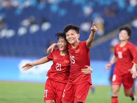 Bích Thùy (15) cùng đồng đội mừng bàn thắng thứ hai cho Đội tuyển nữ Việt Nam vào lưới Nepal. (Ảnh: Hoàng Linh/TTXVN)