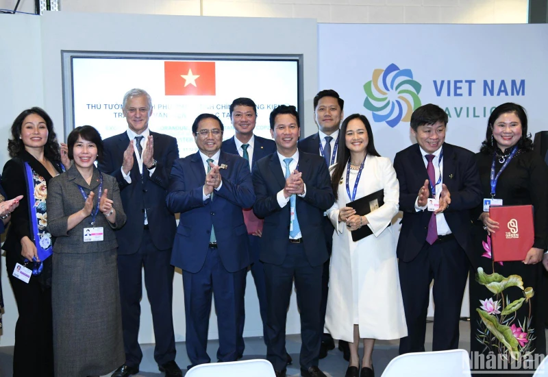 Thủ tướng Phạm Minh Chính chụp ảnh lưu niệm với lãnh đạo các bộ, ngành, doanh nghiệp tại lễ trao văn kiện hợp tác.