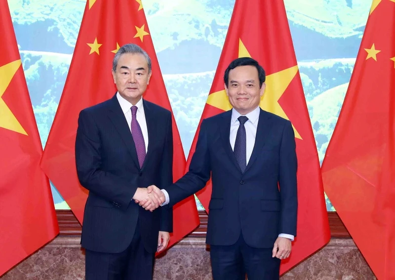 Phó Thủ tướng Chính phủ Trần Lưu Quang cùng Ủy viên Bộ Chính trị, Chủ nhiệm Văn phòng Ủy ban công tác đối ngoại Trung ương Đảng Cộng sản Trung Quốc, Bộ trưởng Bộ Ngoại giao nước Cộng hòa nhân dân Trung Hoa Vương Nghị đồng chủ trì Phiên họp lần thứ 15 Ủy ban chỉ đạo hợp tác song phương Việt Nam - Trung Quốc. (Ảnh: TTXVN)