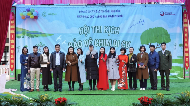 Các đại biểu chụp ảnh lưu niệm tại Hội thi.