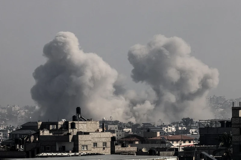 Quân đội Israel đẩy mạnh hoạt động không kích Dải Gaza nhằm tiêu diệt lực lượng Hamas ngày 17/12/2023. (Ảnh: AFP/TTXVN)