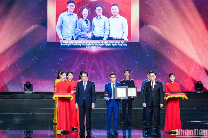 Chủ tịch Quốc hội Vương Đình Huệ và đồng chí Phan Đình Trạc, Ủy viên Bộ Chính trị, Bí thư Trung ương Đảng, Trưởng Ban Nội chính Trung ương trao giải A cho đại diện nhóm tác giả Báo Nhân Dân.