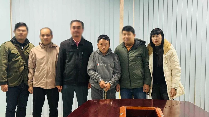 Thượng tá Nguyễn Thị Hồng Thúy (ngoài cùng bên phải) tiếp nhận đối tượng đặc biệt nguy hiểm từ công an nước bạn Lào. (Ảnh: NVCC)