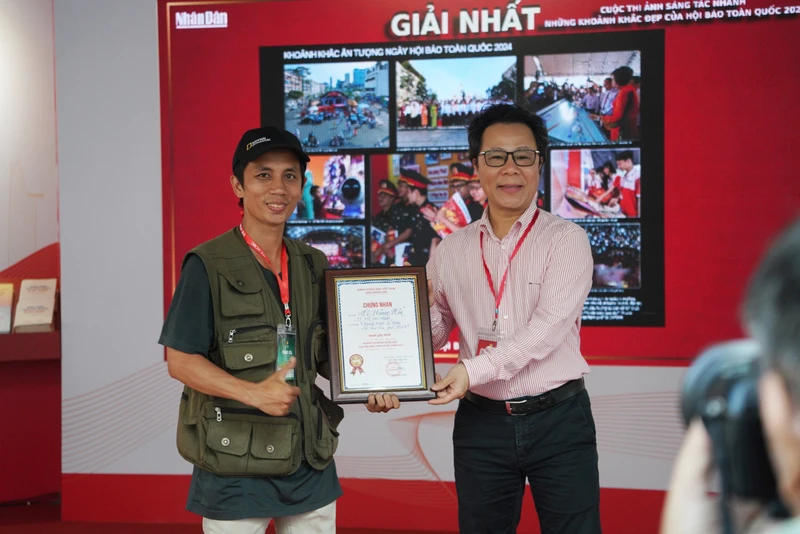 Đồng chí Vũ Mai Hoàng, Ủy viên Thường vụ Ban Chấp hành Liên Chi hội Nhà báo Báo Nhân Dân, Trưởng Ban Công tác Hội trao Giải Nhất cho tác giả Lê Hoàng Mến (Thành phố Hồ Chí Minh) với tác phẩm "Khoảnh khắc ấn tượng ngày Hội Báo toàn quốc 2024".