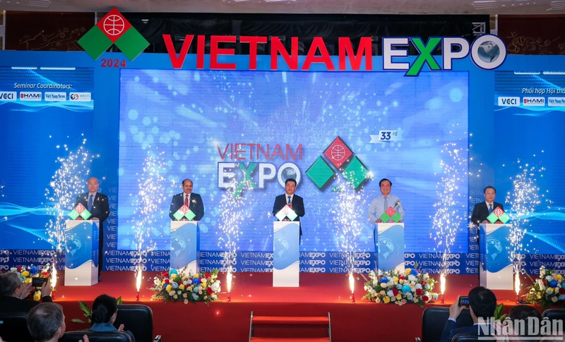Các đại biểu ấn nút khai mạc sự kiện hội chợ thương mại quốc tế Việt Nam lần thứ 23.