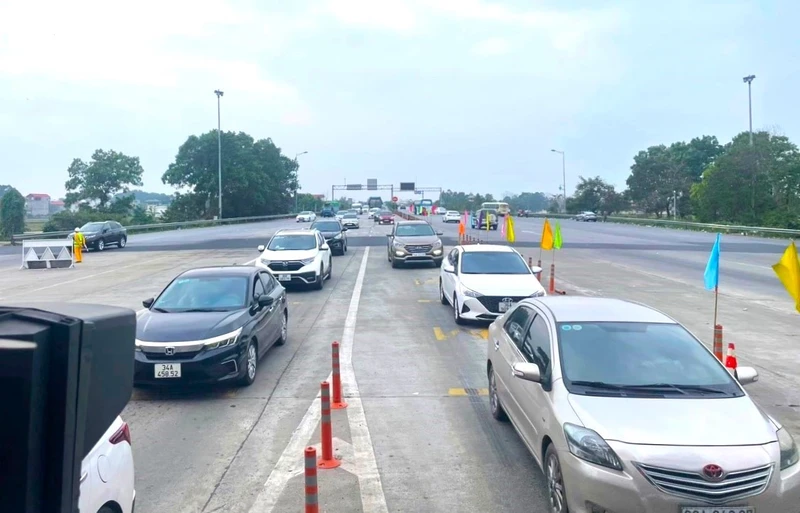 Thống kê của Tổng Công ty Đầu tư phát triển đường cao tốc Việt Nam cho thấy, trong 3 tháng đầu năm, trên 200 nghìn phương tiện hết tiền trong tài khoản thu phí ETC vẫn lưu thông trên các tuyến cao tốc của VEC. Đây cũng là nguyên nhân khiến giao thông ùn ứ trên các tuyến cao tốc do đơn vị này quản lý.