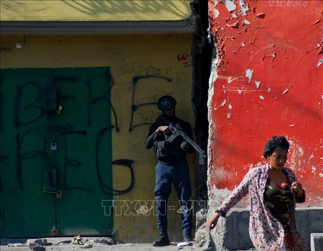 Cảnh sát gác tại thủ đô Port-au-Prince, Haiti, ngày 21/3/2024. (Ảnh: AFP/TTXVN)